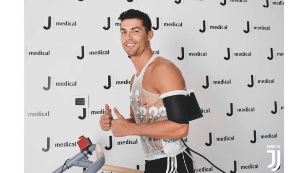 El saludo con Higuaín, la 'ola' de abrazos y el hermoso gesto, así fue la vuelta de Cristiano a la Juventus&nbsp;&nbsp;