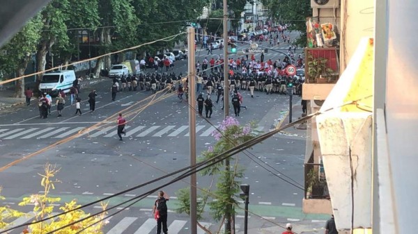 ¡Relajo tras relajo! Nuevos incidentes en las afueras del Estadio Monumental
