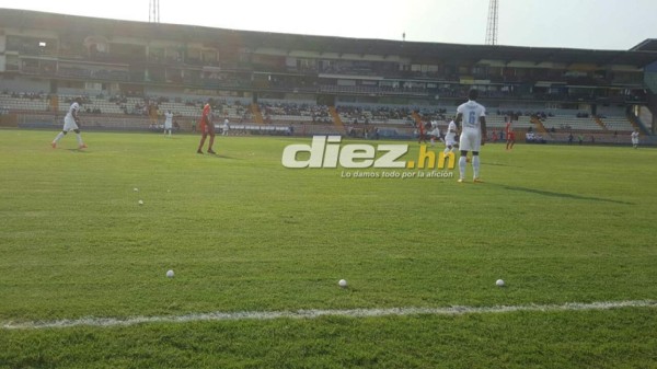 NO VISTE EN TV: Lluvia de huevos, pancartas en el Nacional y chicas lindas