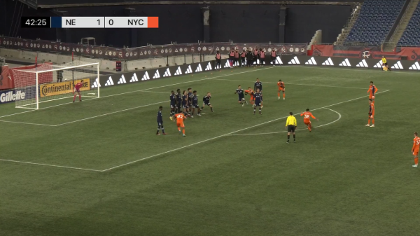 John Denis meció las redes tras su fabuloso golpeo de balón al borde de la media luna.