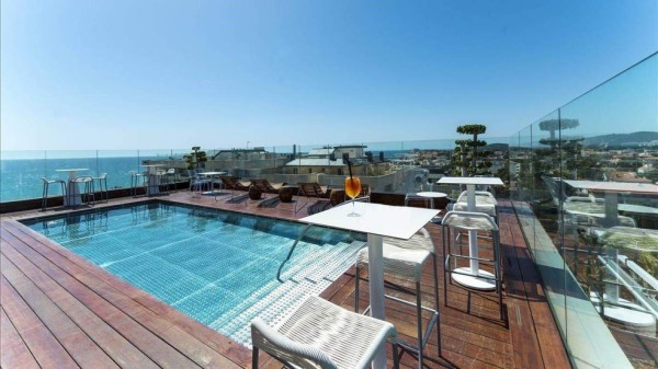 Por dentro y por fuera: así es el hotel de Messi que será demolido ¡le costó 30 millones de euros!