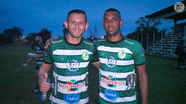 David Mendoza junto a Dylan Andrade, su hermano de crianza en Puerto Cortés.