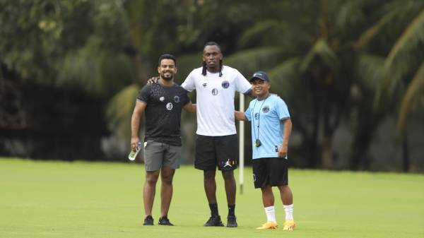 Ariel Ferrera (Mercadeo y logística), Alberth Elis (Propietario) y Enrique Amador (DT) son la cabeza del proyecto Panteras FC. FOTOS: Mauricio Ayala