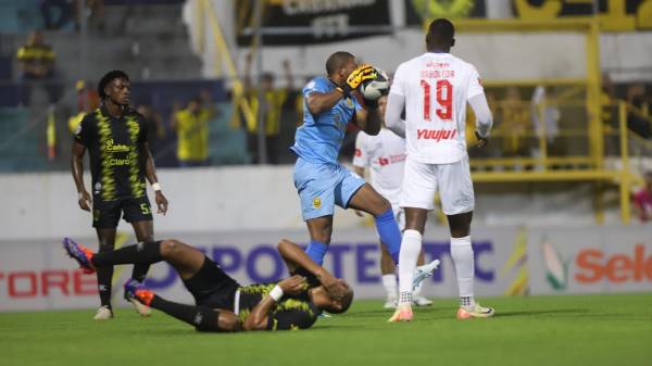 Real España venció a un pobre y deslucido Olimpia y la máquina de Jeaustin Campos se sube al liderato del torneo