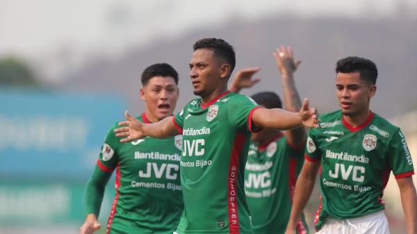 A lo Jude Bellingham, así celebró Alexy Vega el 1-0 de Marathón ante Génesis. FOTO: Mauricio Ayala