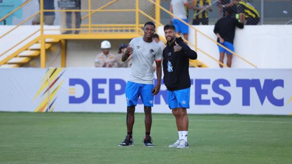 Los olimpistas Julián Martínez y Gabriel Araújo caminan por el nuevo césped del Morazán.