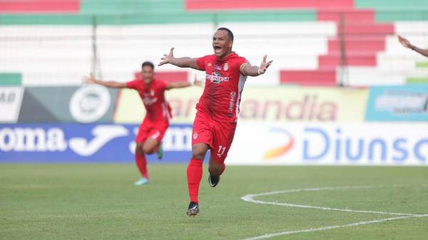 Rony Martínez le dio el empate a Real Sociedad frente al Marathón. Foto Mauricio Ayala.