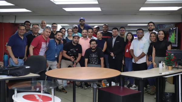 Parte del staff de TUDN visitó la redacción de DIEZ.