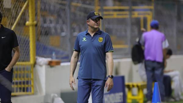 Elías Burbara, presidente del Real España, revisando que todo esté ‘ok’ en la previa del partido.