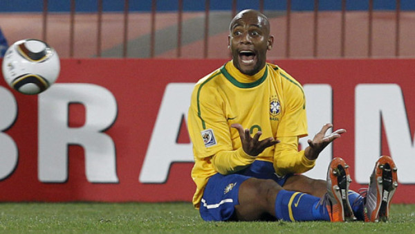 Maicon se aleja del Real Madrid