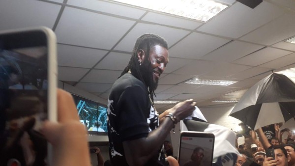 Adebayor llega a Paraguay para ser presentado por Olimpia y desborda locura