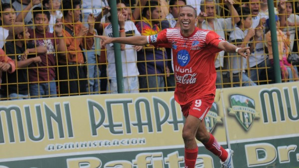 Hondureño Óscar Isaula se despacha poker de goles en Guatemala