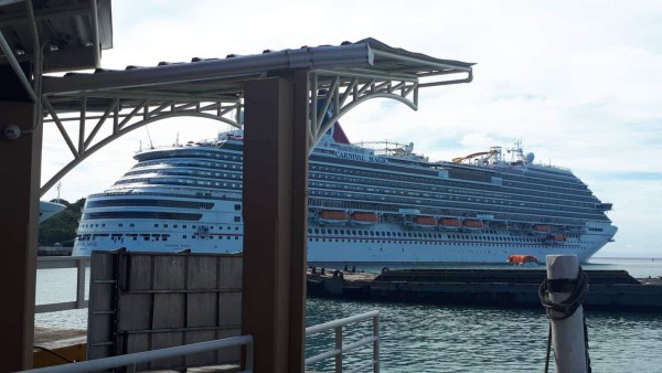 FOTOS: El caluroso recibimiento que tuvo Olimpia en Roatán. ¿Y el camerino?