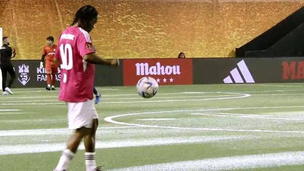 Ronaldinho calentando sobre el verde de la Kings League.