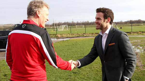 Juan Mata llega en helicóptero a instalaciones del Manchester