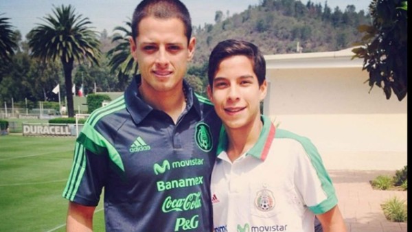 ¡Increíble! Se tomaron una foto con su ídolo y hoy son casi como ellos