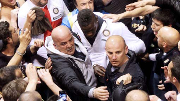 Balotelli arma polémica con pistola