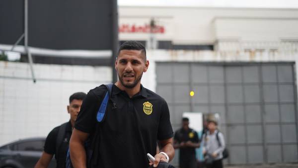 Gastón Martínez, defensor argentino, ya reportó con Real España y es parte del club esta noche.