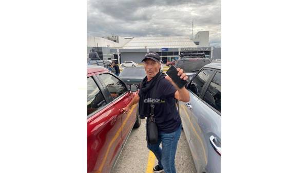 El entrenador argentino estaba apresurado para irse al entrenamiento. Foto: Jafeth Moreno.