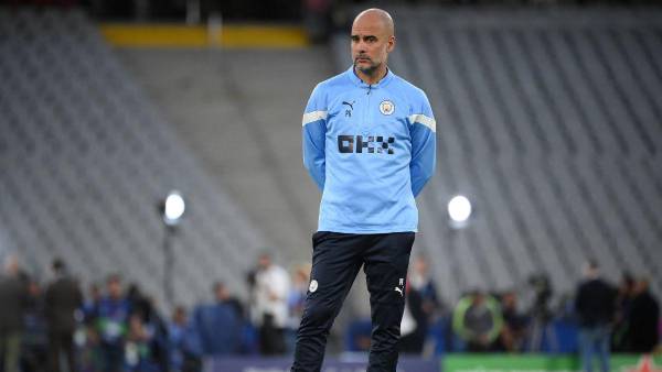 Guardiola fue a reconocer la cancha luego de la conferencia de prensa. Foto: AFP.