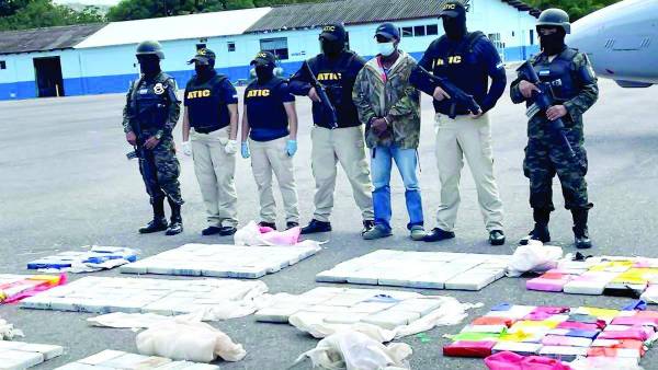 El cartel de los halcones recibía cargamentos de droga en altamar procedentes de Colombia.