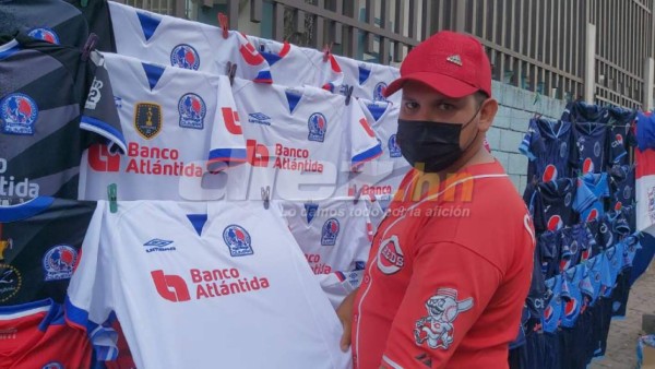 Hinchas merengues inundan los alrededores del Nacional con los colores del Olimpia previo al duelo ante Motagua