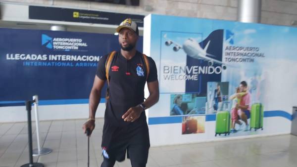 Yustin Arboleda fue otro de los jugadores que tuvo la intención de dar declaraciones, pero no estaba permitido.