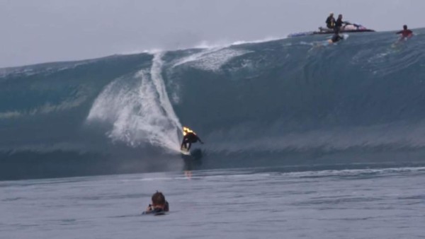 Jamie O'Brien, el surfista que conquista las olas envuelto en llamas