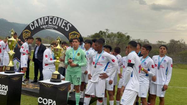 La desazón de los leoncitos tras quedarse con el subcampeonato.