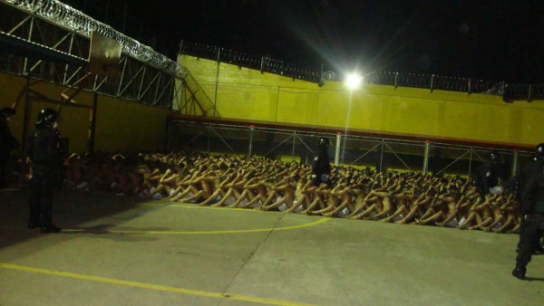 ¡No verán la luz del sol! Pandilleros salvadoreños son aislados en celdas oscuras y calurosas