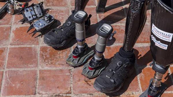 Épico y de admirar: Hombre amputado de ambas piernas, corona el Everest y hace un nuevo récord