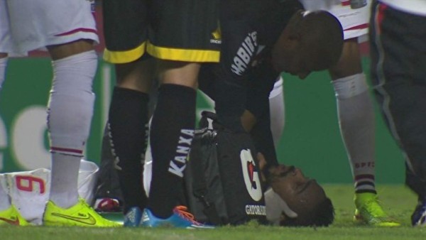 VIDEO: Uruguayo Pereira fue noqueado pero siguió jugando