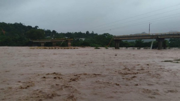 ¡Puentes derrumbados, desbordes y deslizamientos! Huracán Eta sigue causando daños en Honduras