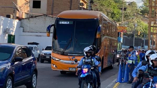 El bus del Águila de El Salvador llegando al estadio Chelato Uclés.