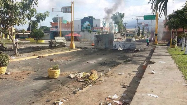 FOTOS: Martes de caos en la zona norte con rastras y postas policiales quemadas