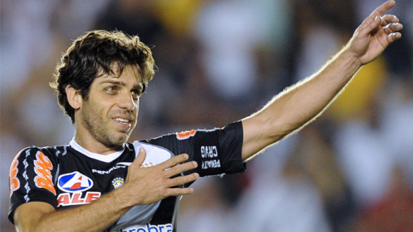 Brasileño Juninho Pernambucano anuncia retiro del fútbol