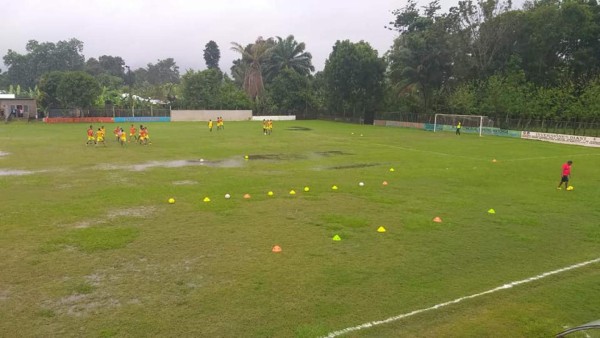Liga de Ascenso: Uniforme del Barcelona, cancha inundada y Maco Mejía dando instrucciones