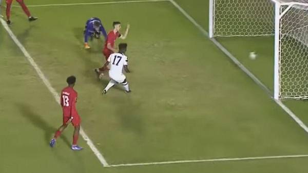 Momento exacto que el delantero llegó a cerrar la pinza.