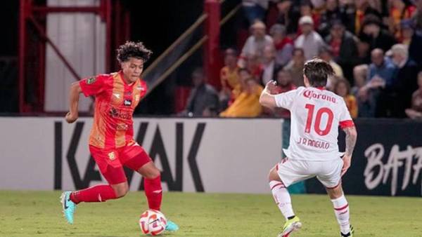 El legionario hondureño que levanta la mano para la ‘H’; destaca en grande de Costa Rica y anotó doblete