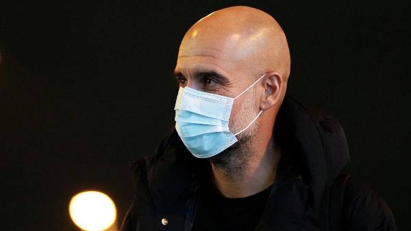 Pep Guardiola utiliza siempre su mascarilla como prevención del Covid-19.