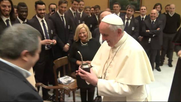VIDEO: Papa Francisco comparte un mate con el uruguayo Walter Gargano