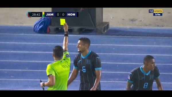 Acosta, volante de Honduras, el primer amonestado del juego.
