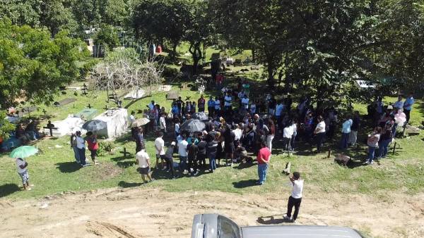 Entre lágrimas, rodeado de familiares y amistades, el hondureño Wesly Decas se despidió de su madre