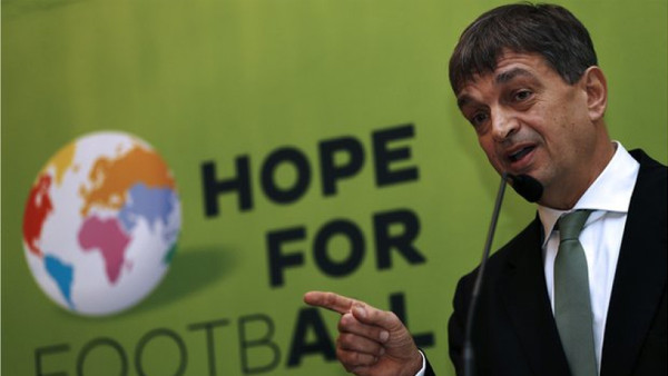 Francés Jerome Champagne lanza candidatura para presidir FIFA