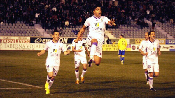 Prensa española muestra indignación por sanción a Jona Mejía