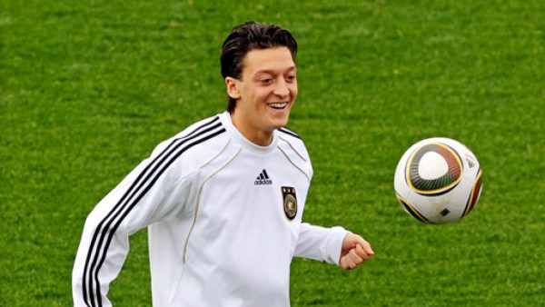 Bremen espera retener a Mesut Ozil