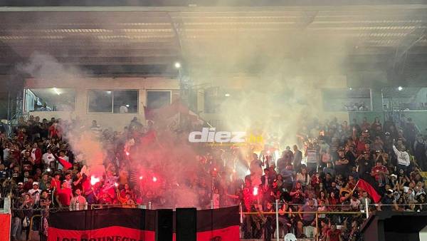 Ambientazo en las gradas del Roberto Martínez Ávila. Foto: Neptalí Romero.
