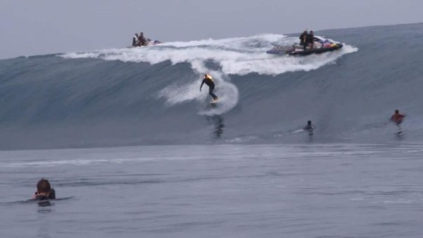 Jamie O'Brien, el surfista que conquista las olas envuelto en llamas