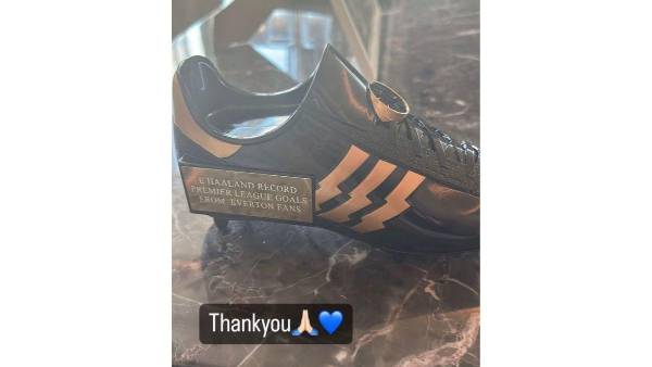 Erling Haaland, delantero del Manchester City, recibe un regalo especial previo al duelo de semis ante el Real Madrid