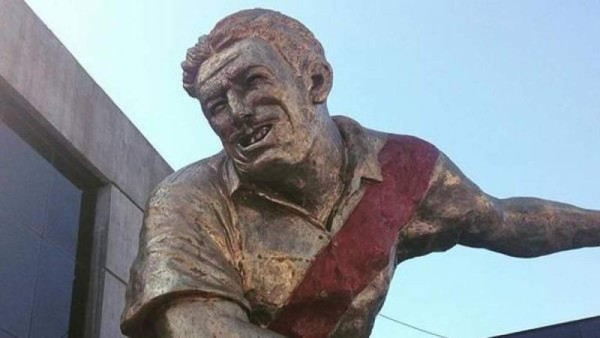 ¿Cuál se parece más? Las estatuas en honor a futbolistas históricos